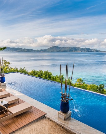 Infinity pool overlooking the sea at Vivere Azure